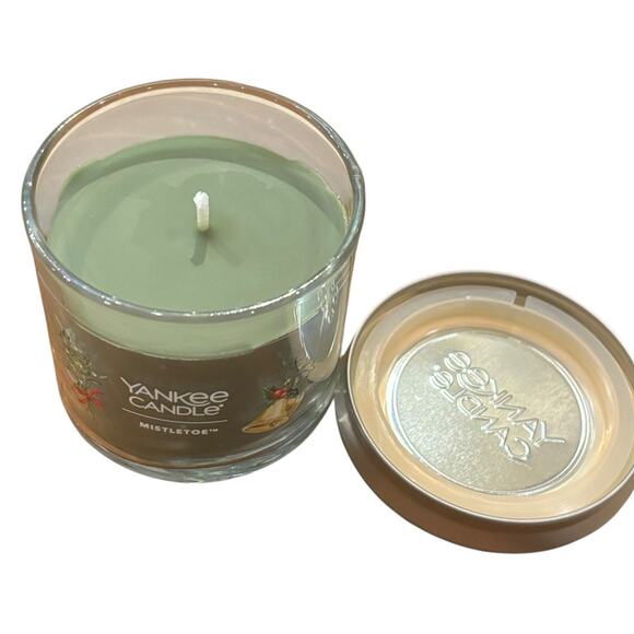 Yankee Candle Mistletoe Green Small Jar Candle Holiday Christmas Winter 4.3 oz - Picture 2 of 3